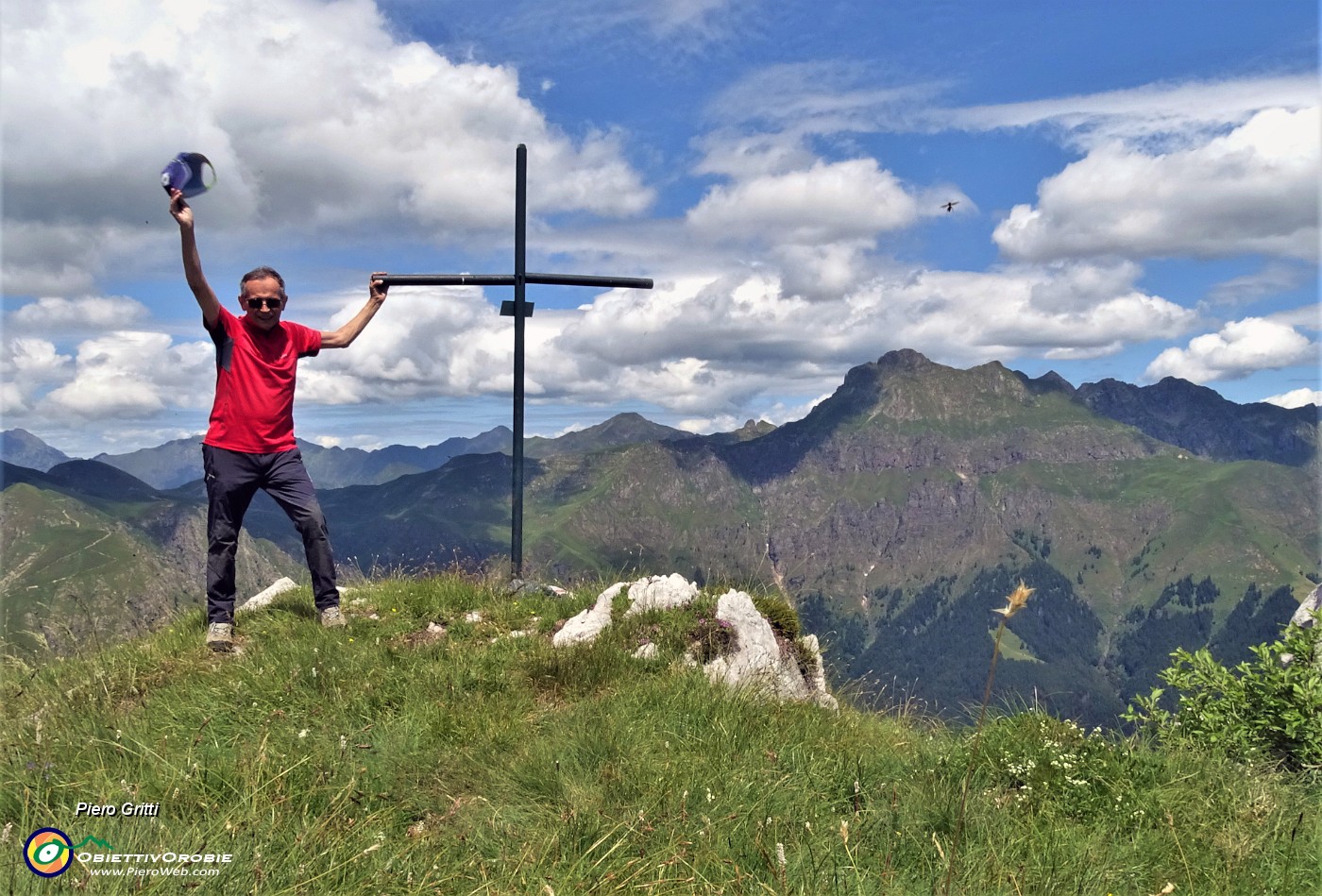 06 Alla croce di vetta della Corna Grande (2089 m) con vista sul Pizzo Tre Signori (2554 m).JPG -                                